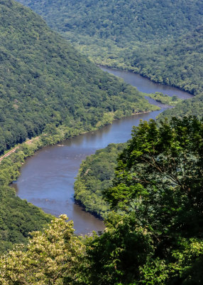 View of the New River from the Grandview Overlook in New River Gorge National Park