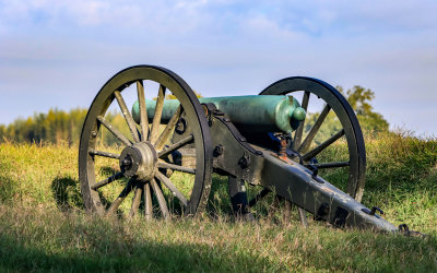 Cannon in the tall grass of the battlefield in Vicksburg NMP