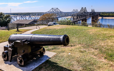 Union cannon overlooking the Mississippi River at Navy Circle in Vicksburg NMP