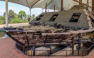 Front of the USS Cairo with an 8-inch Navy smoothbore flanked by two 42-pounders in Vicksburg NMP 