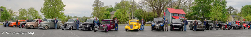 Group Picture of People and Cars on the Friday Cruise