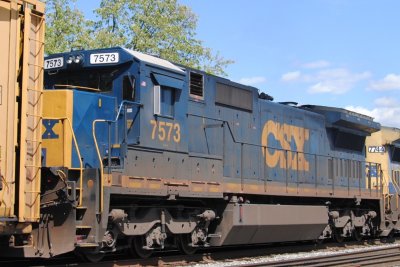 7573
