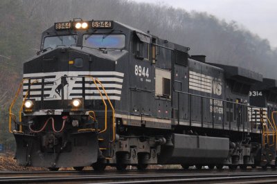 8944