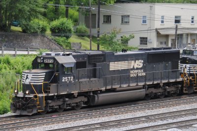 2572