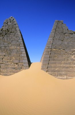 Ladies Pyramids, Bajarawiya Sudan. 2001.jpg