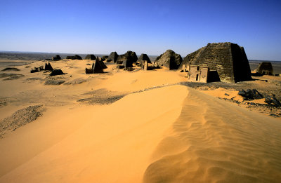 Pyramids.Bajarawiya.jpg