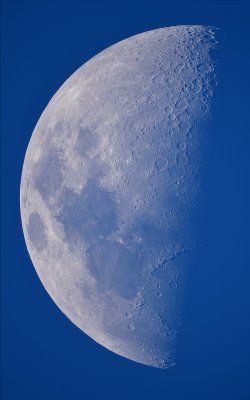 1er quartier lunaire du 01 avril 2020 sous un ciel azur, taille 60%