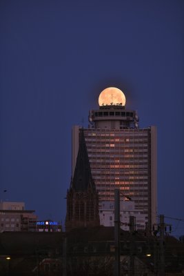 Coucher de Pleine Lune sur la Tour de l'Europe