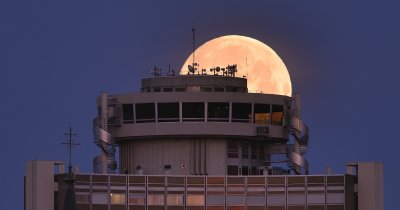 Coucher de Pleine Lune sur la Tour de l'Europe