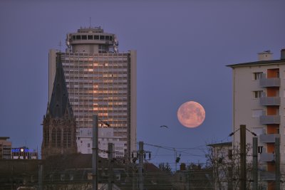Coucher de Pleine Lune sur la Tour de l'Europe