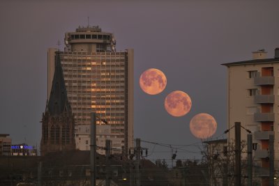 Chapelet coucher de Pleine Lune sur la Tour de l'Europe