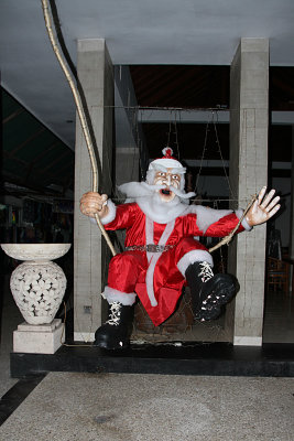 Dewa drove us to Sanur, where we found Santa late afternoon, Dec. 18. Hindus don't celebrate Christmas but Santa comes anyway!