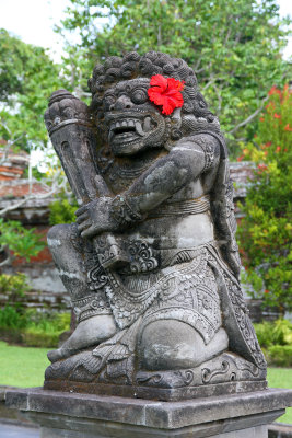 So many statues, big and small, in Bali