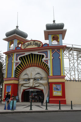 Later on, I headed back out via trams 109 & 96 to see St Kilda & photograph colorful Luna Park.