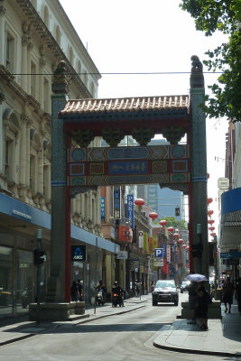 My plans were vague & we ended up in Chinatown (pics by Howard, who always likes a city's Chinatown).)