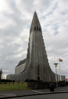 Reykjavik: Hallgrimskirkja with flags