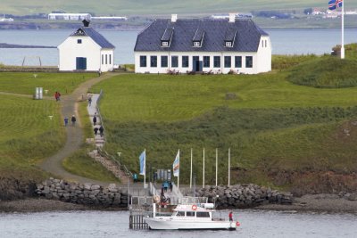 Videy close up with boat & visitors