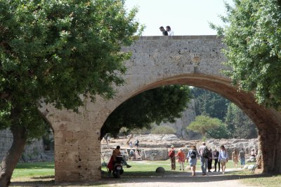 More people on moat - gate nearby if can find?