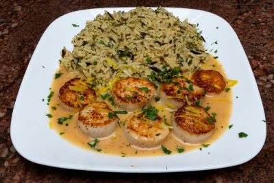 Seared scallops in lemon butter with rice