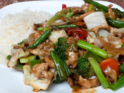 Stir fried chicken and vegetables with white rice
