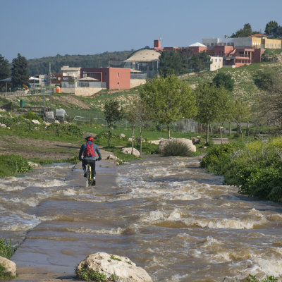 Cycling along the Zipory Creek
