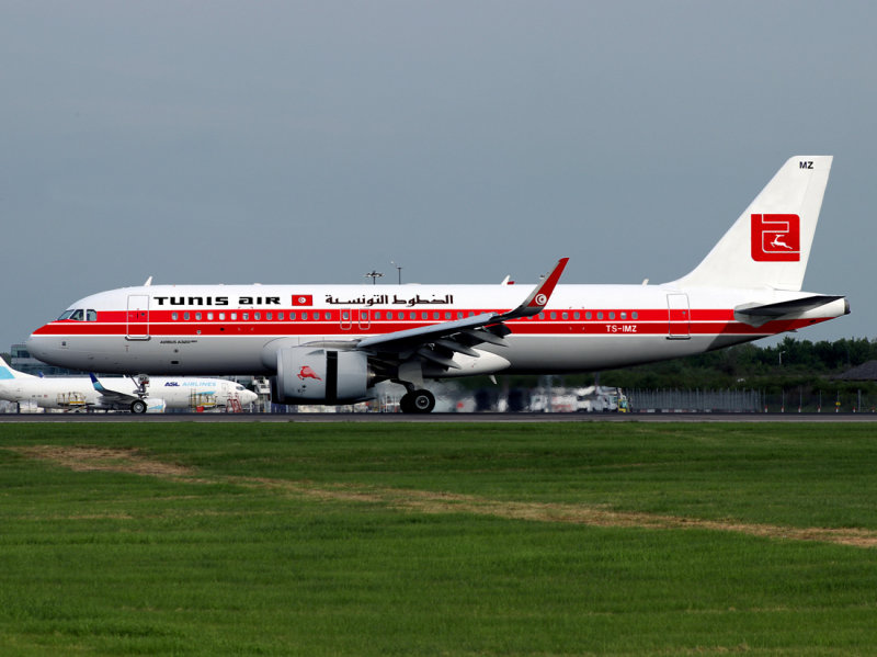 Airbus A320N (TS-IMZ) in an artist's impression (me) in the previous 'Retro' livery, as seen on my photo of the B727-200 recently at Heathrow.
I hope Tunisair will do this, but IMZ will come out in the bland scheme as currently used on the othe 2 Neo's.
Tunisair please take note, this looks super great in this scheme!
I hope you guys like it as much as me!
My compiled artwork.