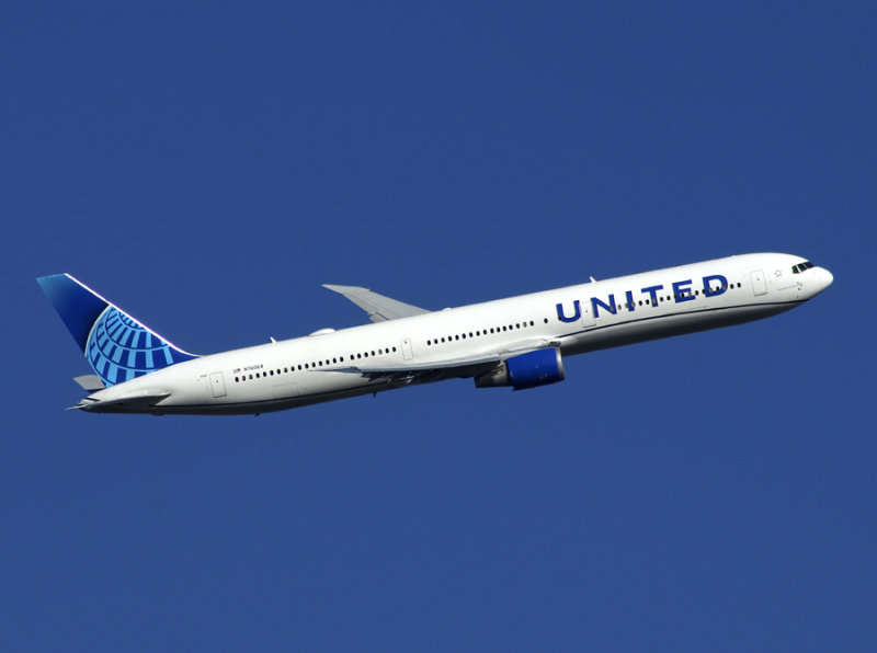 B767-400 N76064