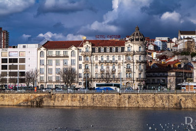  Coimbra, Unio das freguesias de Coimbra (S Nova, Santa Cruz, Almedina e So Bartolomeu).
 
Edifcio construdo no principio do sculo inicialmente para funcionamento de uma seguradora, 10 anos depois adaptado para o hotel que ainda hoje se mantm.

Proteo: Monumento de Interesse Pblico.

poca de construo: Sc. 20.

Sandra Lopes e Margarida Silva [excertos], in http://www.monumentos.gov.pt/Site/APP_PagesUser/SIPA.aspx?id=20931 