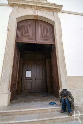 À Porta da Igreja