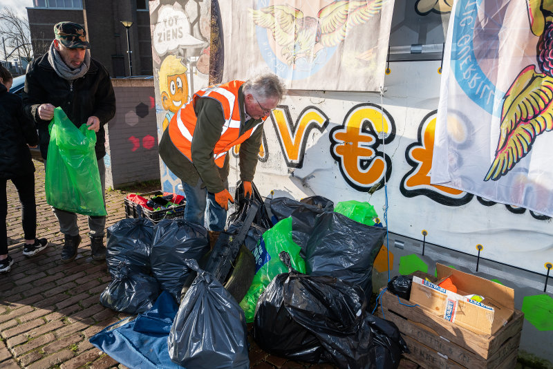 Plastic Guerrilla ruimt op in Leerdam West