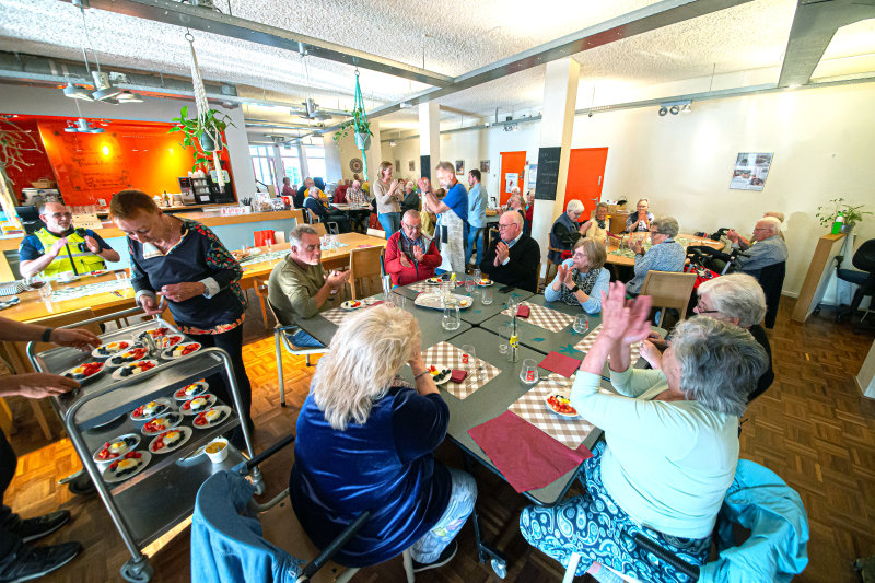 Vrijheidsmaaltijd in Buurtplein  Doorslag Nieuwegein