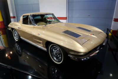 1963 Chevrolet Corvette Sting Ray (2 words 1963-1967 model years only) (5890)