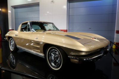 1963 Chevrolet Corvette Sting Ray (2 words 1963-1967 model years only) (5891)