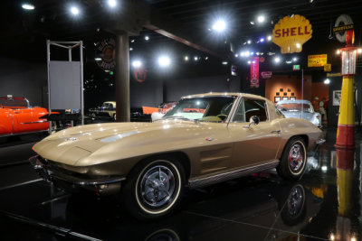 1963 Chevrolet Corvette Sting Ray (2 words 1963-1967 model years only) (5948)