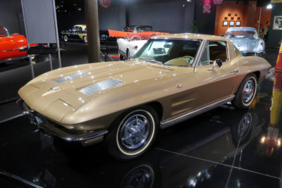 1963 Chevrolet Corvette Sting Ray (2 words 1963-1967 model years only) (5949)