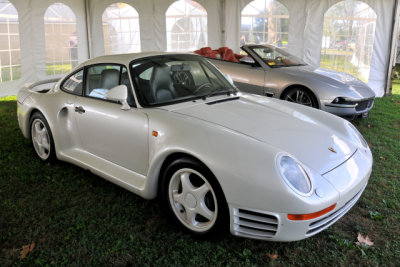 DEALERS' EXHIBIT AREA: Late 1980s Porsche 959 (6666)