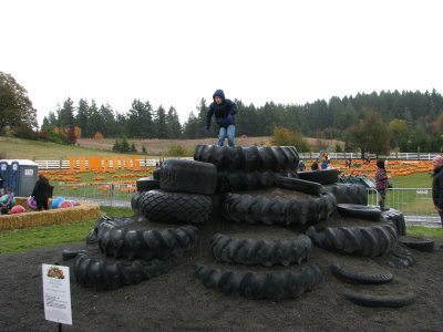 20191020_Logan_at_Roloff_Pumpkin_Patch_004.jpg