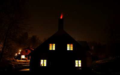 Man bränner på Wallåkra Stenkärlsfabrik (max 1280°C) och elden kommer t o m ur skorstenen! Casssiopeia synlig över skorstenen