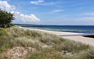 Midsommarafton idag. Vackert men blsigt p sandstranden i Ystad och f vgar bada trots 18C i vattnet