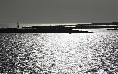 Frn sandstrnder i Ystad till klippor: en helg i Varberg med klippor, hav och en segelbt i motljus 