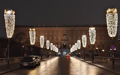 Ljusprydd gata leder till kungliga slottet, Stockholm