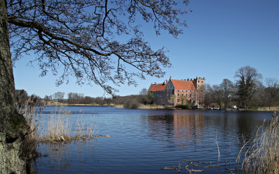 En bit av Svaneholmssjön med Svaneholms slott, Skurup, Skåne