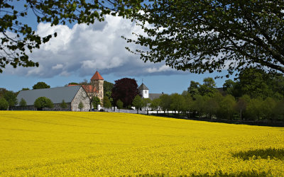 Tosterups slott med tillhrande kyrka. Slottet knt sedan 1300, nuvarande slott byggt ungefr 1500