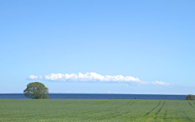 Former, linjer, färger, himmel och hav och i bakgrunden Bornholm