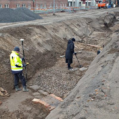 Utgrävning mitt i Ystad. Man hittade ett gammalt spetälskelasarett från 1400-talet med stenlagt golv och en kakelugn