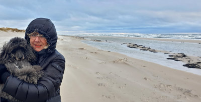 Efter promenad på Sandhammaren i kraftig blåst och 2°C var vi frusna o sandblästrade! Vi behövde...          nästa bild