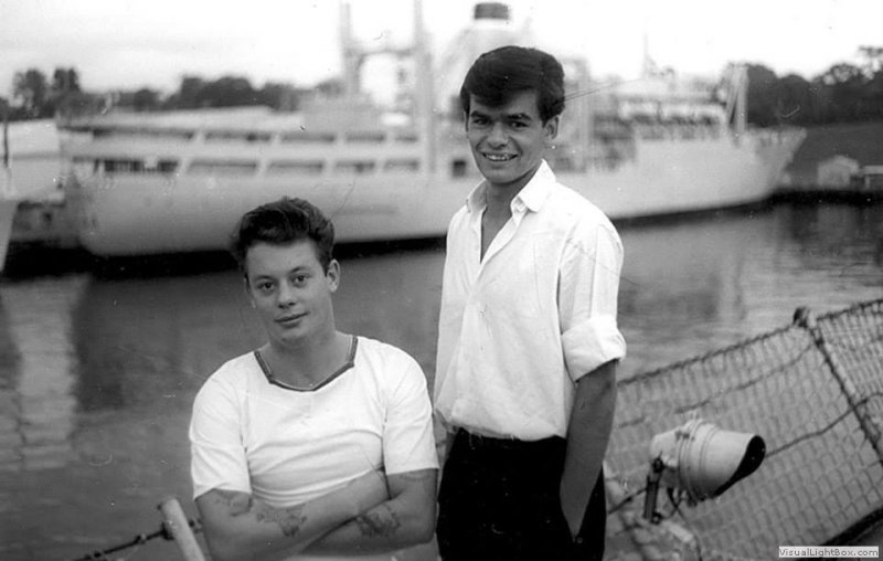 66-68 Singapore.George Beck on left..jpg