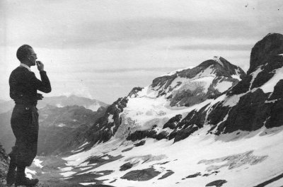 R. Ollivier devant les versants nord du Mont Perdu et du Cylindre