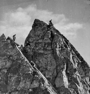 Trois grimpeurs sur une arête