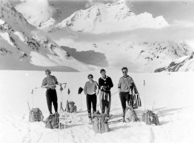 Au cours de la traverse  ski Chamonix-Zermatt en 1957, aux cts de Robert